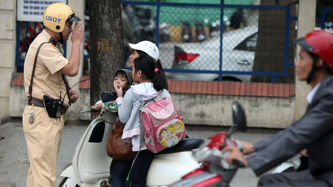 Xử phạt kh&ocirc;ng đội mũ bảo hiểm 