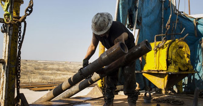 Gi&aacute; dầu th&ocirc; giảm mạnh do sản lượng của OPEC l&ecirc;n cao kỷ lục
