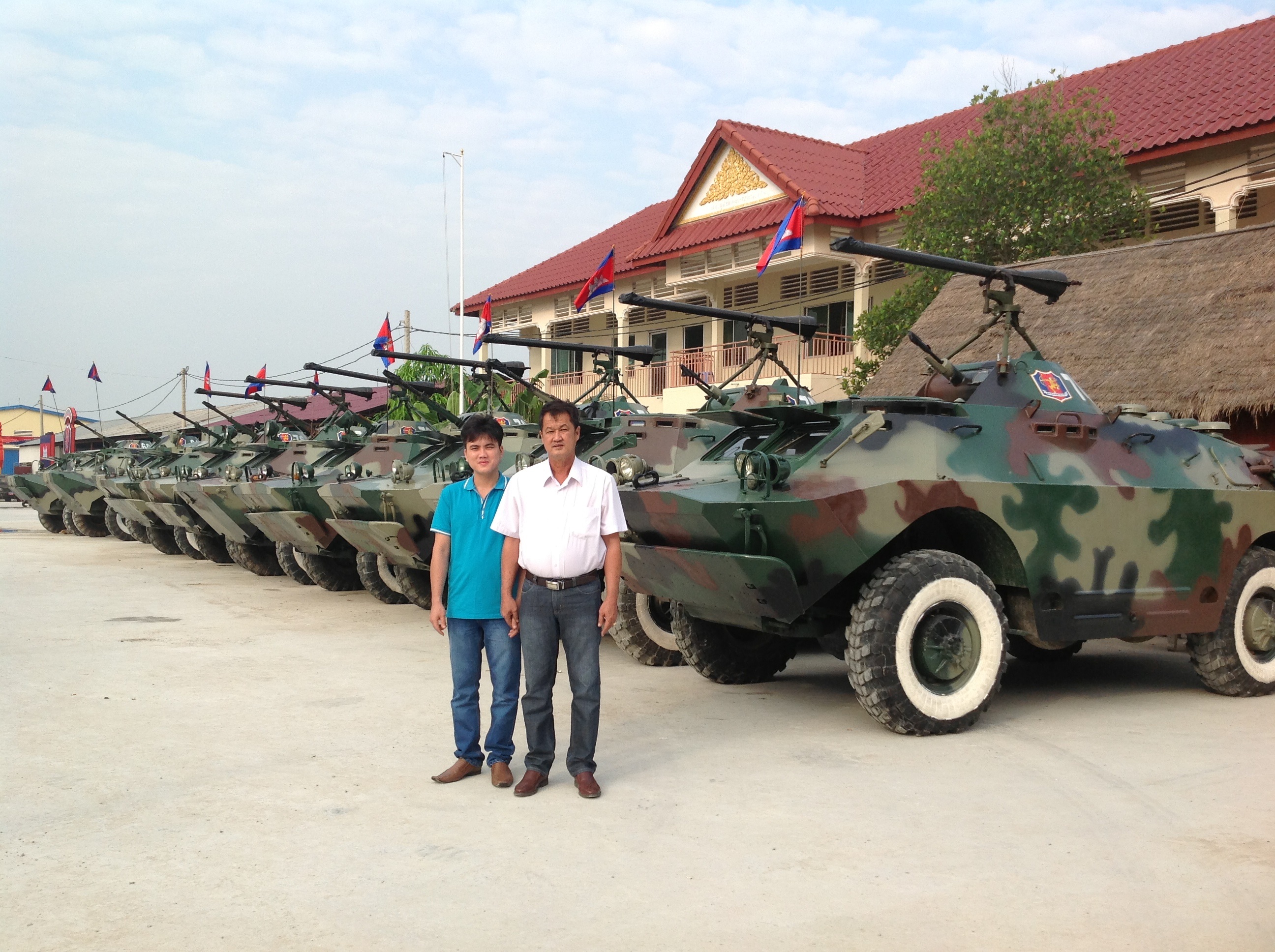 n&ocirc;ng d&acirc;n việt nam chế xe bọc th&eacute;p cho campuchia
