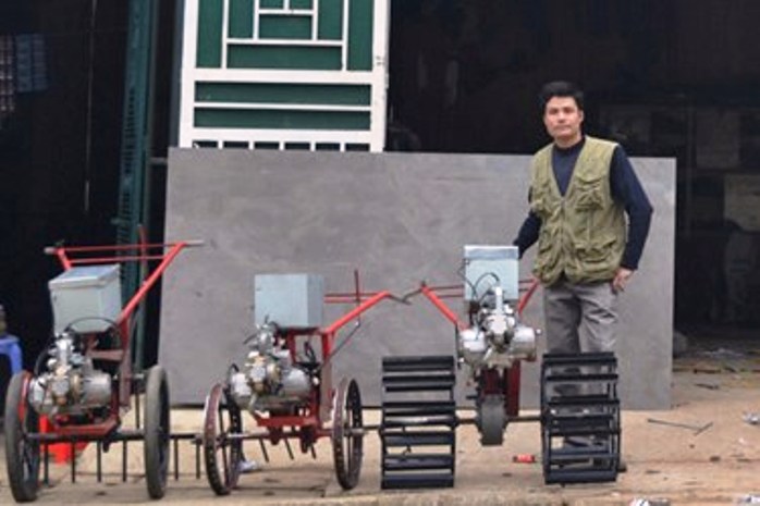 m&agrave;y c&agrave;y tr&ecirc;n ruộng bậc thang