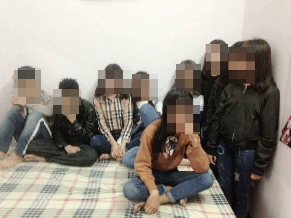 7 thiếu nữ 14 tuổi đi nh&agrave; nghỉ tập thể với 2 nam sinh
