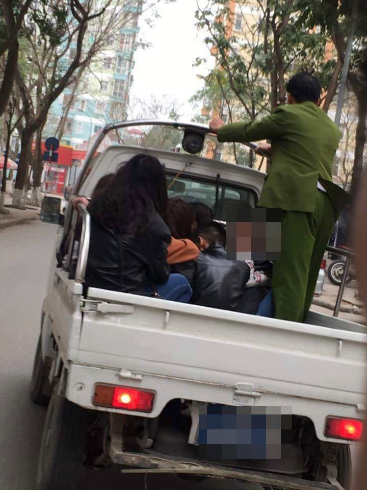 9 người n&agrave;y được đưa về c&ocirc;ng an phường l&agrave;m r&otilde;
