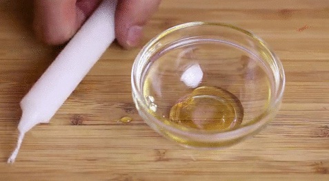 Lấy sợi bấc của nến nh&uacute;ng v&agrave;o mật ong rồi đốt. Mật ong thật sẽ l&agrave;m nến kh&ocirc;ng ch&aacute;y được.