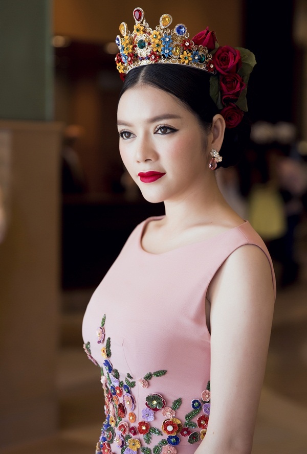rước đó, Lý Nhã Kỳ, người vừa được tạp chí danh giá Gala mệnh danh là “Công nương Diana của Việt Nam” trong buổi công chiếu bộ phim ELLE của đạo diễn Paul Verhoeven.