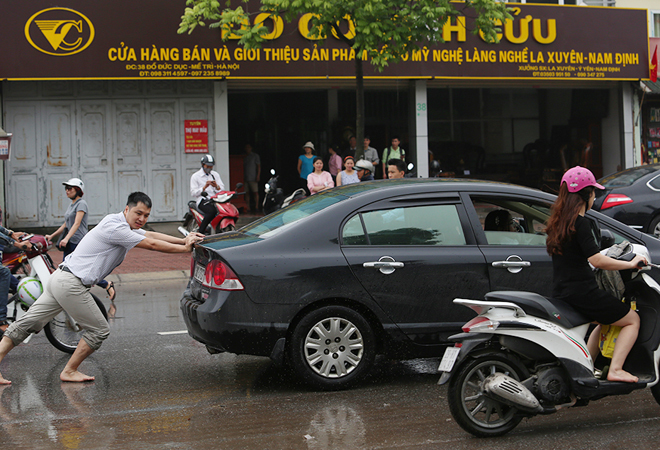 Chủ nh&acirc;n nhiều &ocirc; t&ocirc; chết m&aacute;y phải tự đẩy xe