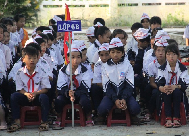 Cả buổi ch&agrave;o cờ v&agrave; mặc niệm, c&aacute;c c&ocirc; cậu học sinh lớp 6B cứ như người mất hồn
