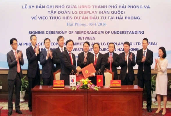 Lễ k&yacute; kết bản ghi nhớ về việc thực hiện dự &aacute;n đầu tư tại Hải Ph&ograve;ng. Ảnh: Enternews