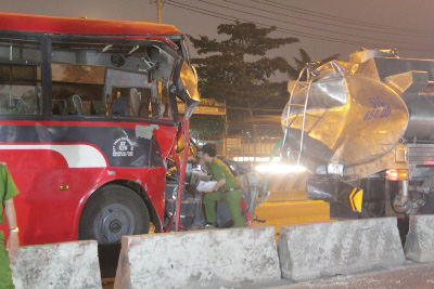 Lực lượng chức năng đang kh&aacute;m nghiệm hiện trường
