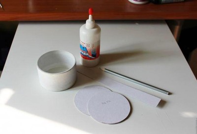 Cắt 2 miếng b&igrave;a tr&ograve;n để d&ugrave;ng l&agrave;m nắp đậy v&agrave; đ&aacute;y của hộp qu&agrave;
