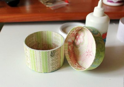 D&aacute;n trang tr&iacute; dải giấy m&agrave;u xanh b&ecirc;n ngo&agrave;i th&agrave;nh nắp hộp