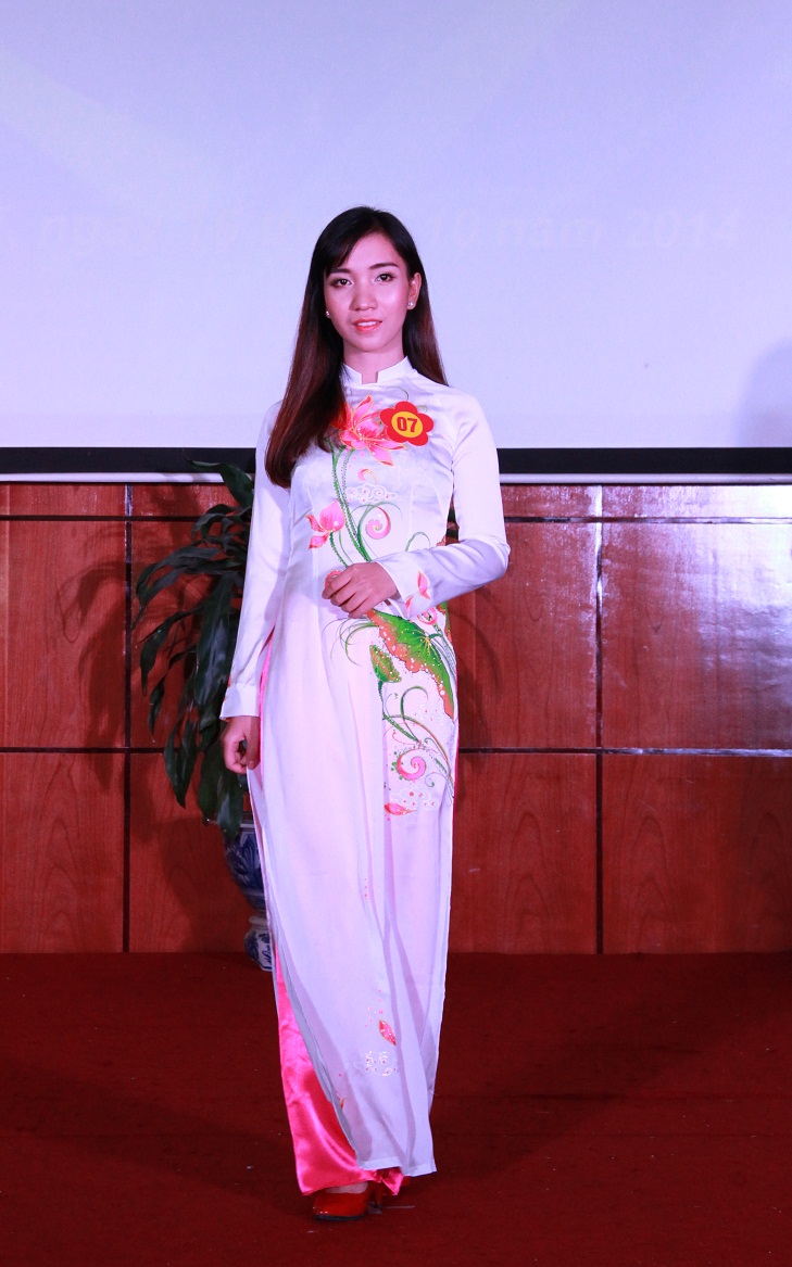 Thí sinh Vũ Hương Giang - Tạp chí Tiêu chuẩn Đo lường Chất lượng trong Hội thi Cán bộ nữ Tổng cục TĐC duyên dáng, thanh lịch