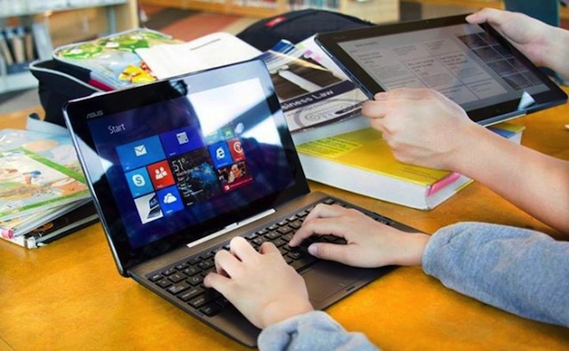 Tiện lợi với m&agrave;n h&igrave;nh cảm ứng của T200
