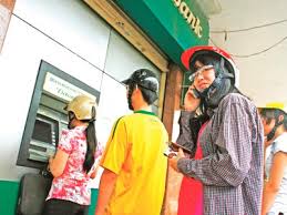 Nghẽn ATM, ng&acirc;n h&agrave;ng phải mang tiền đến trả d&acirc;n