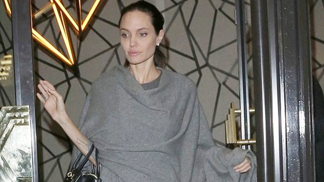 Hình ảnh nữ diễn viên Angelina Jolie gày trơ xương và già nua khi xuất hiện tại một nhà hàng ở London mới đây khiến người hâm mộ không khỏi sốc. 