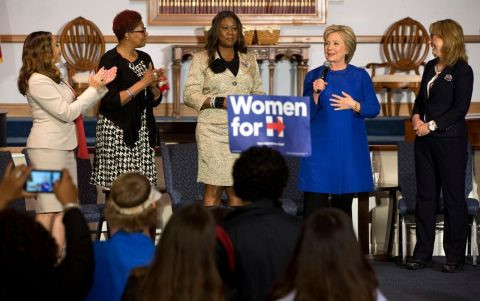 B&agrave; Clinton thắng lớn nhưng vẫn phải 'quyết đấu' với đối thủ đ&aacute;ng gờm