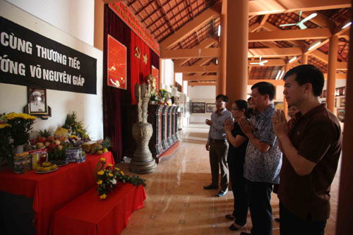 Trong tang lễ Đại tướng V&otilde; Nguy&ecirc;n Gi&aacute;p người d&acirc;n gần Điện Bi&ecirc;n Phủ c&oacute; thể đến thắp hương tại đ&acirc;y