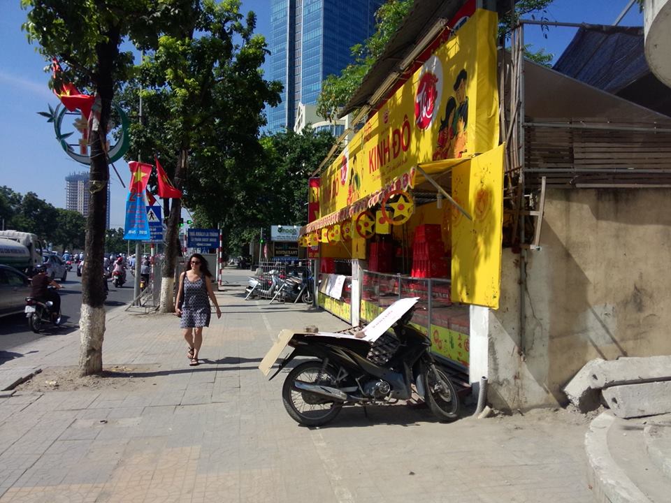 B&aacute;nh Trung thu Kinh Đ&ocirc; lấn chiếm vỉa h&egrave;
