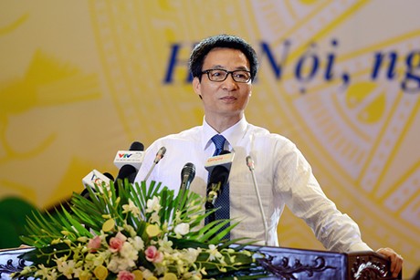 Phó Thủ tướng Vũ Đức Đam chúc mừng các nhà báo Phó Thủ tướng Vũ Đức Đam chúc mừng các nhà báo