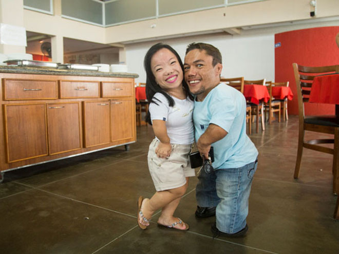 Paulo Gabriel da Silva Barros, 30 tuổi, và Katyucia Hoshino, 26 tuổi, đến từ Brazil, đều mắc chứng lùn bẩm sinh. Ảnh:Barcroft Media Paulo Gabriel da Silva Barros, 30 tuổi, và Katyucia Hoshino, 26 tuổi, đến từ Brazil, đều mắc chứng lùn bẩm sinh. Ảnh:Barcroft Media