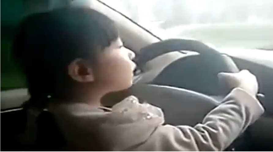 Đoạn clip ghi cảnh b&eacute; l&aacute;i &ocirc; t&ocirc; chạy v&ugrave; v&ugrave; tr&ecirc;n đường cao tốc khiến dư luận Trung Quốc phẫn nộ