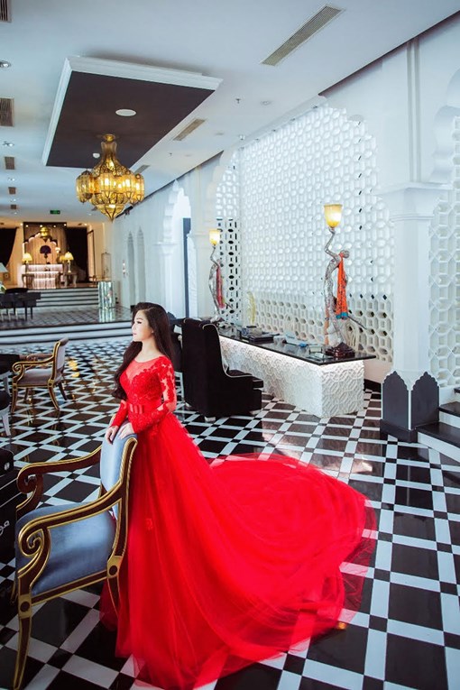 Ca sĩ Hương Tr&agrave;m mặc v&aacute;y cưới tuyệt đẹp như để 'vực lại' h&igrave;nh ảnh của m&igrave;nh