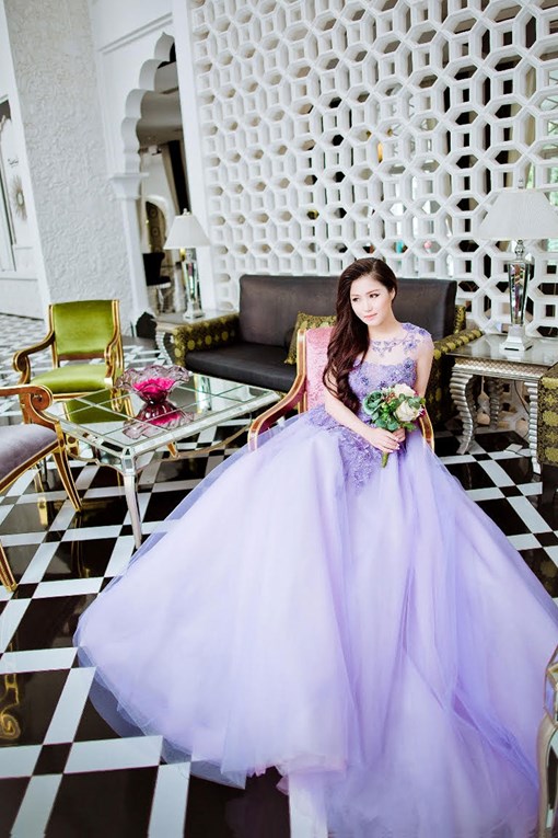 Hương Tr&agrave;m xinh đẹp chụp ảnh với v&aacute;y cưới khiến người h&acirc;m mộ ngỡ rằng c&ocirc; chuẩn bị l&ecirc;n xe hoa
