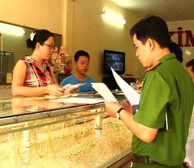 Kiểm tra chất lượng v&agrave;ng trang sức mỹ nghệ