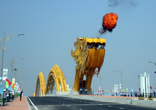  &ocirc;ng Nguyễn H&agrave; Nam (Ph&oacute; gi&aacute;m đốc Ban Quản l&yacute; dự &aacute;n cầu Rồng, Sở Giao th&ocirc;ng vận tải Đ&agrave; Nẵng) cho biết, những vết nứt xuất hiện sau khi kh&aacute;nh th&agrave;nh khoảng một th&aacute;ng. Theo &ocirc;ng, đ&acirc;y l&agrave; những vết nứt cấu tạo do nhiệt độ, kh&ocirc;ng phải nứt do kết cấu