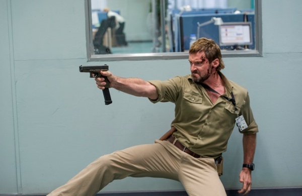 Một Hugh Jackman &ldquo;rất kh&aacute;c&rdquo; trong Chappie