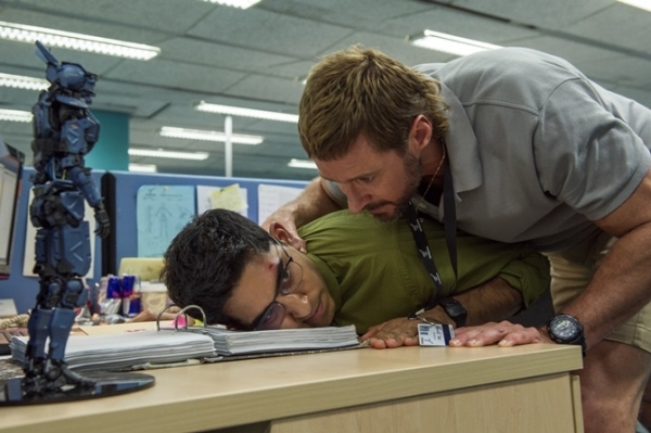 Hugh Jackman quay ngoắt th&agrave;nh kẻ độc &aacute;c trong &lsquo;Chappie&rsquo;