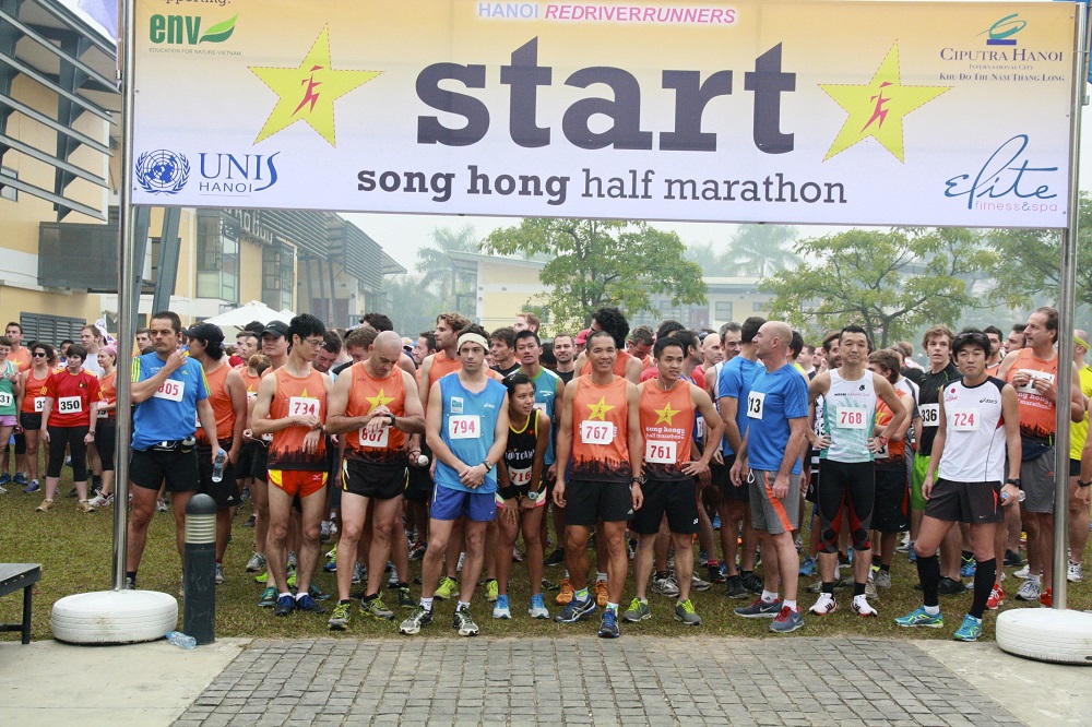 C&aacute;c vận động vi&ecirc;n dẫn đầu trong giải chạy S&ocirc;ng Hồng 2013