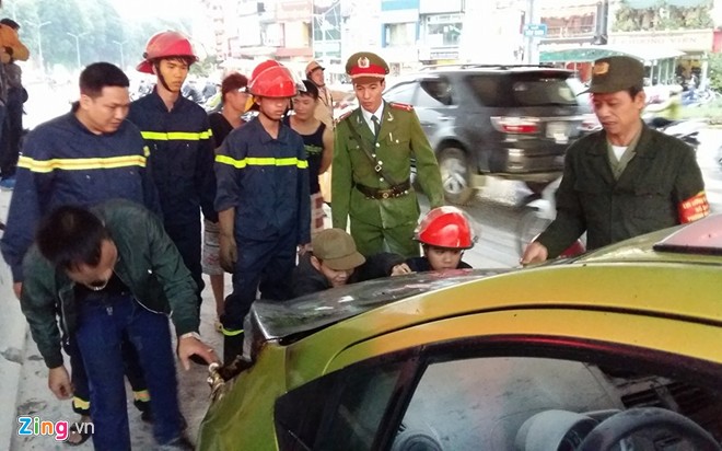 Anh Việt (chủ xe biển Vĩnh Phúc) cho biết, khi đi đến gầm cầu vượt Ngã Tư Sở thì thấy mùi khét rồi lửa bốc lên ở đầu xe. Lúc này trên xe có hai người, sợ quá anh và bạn vội mở cửa xe chạy ra ngoài. 'Tôi chỉ sợ bình xăng bị nổ. Xe lại vừa hết hạn bảo hiểm thân vỏ', chủ xe than