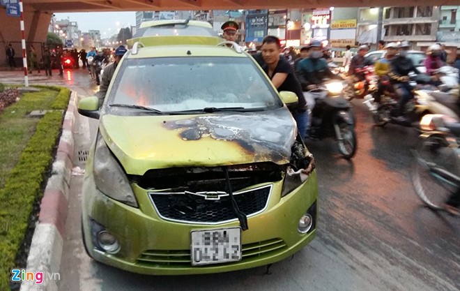 Sau khi lực lượng cứu hỏa xong nhiệm vụ, chủ xe và bạn cùng nhau đẩy xe vào lề đường để tránh ùn tắc