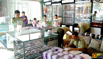 Đội QLTT kiểm tra hiệu k&iacute;nh số 1 (Ảnh do cơ quan chức năng cung cấp)