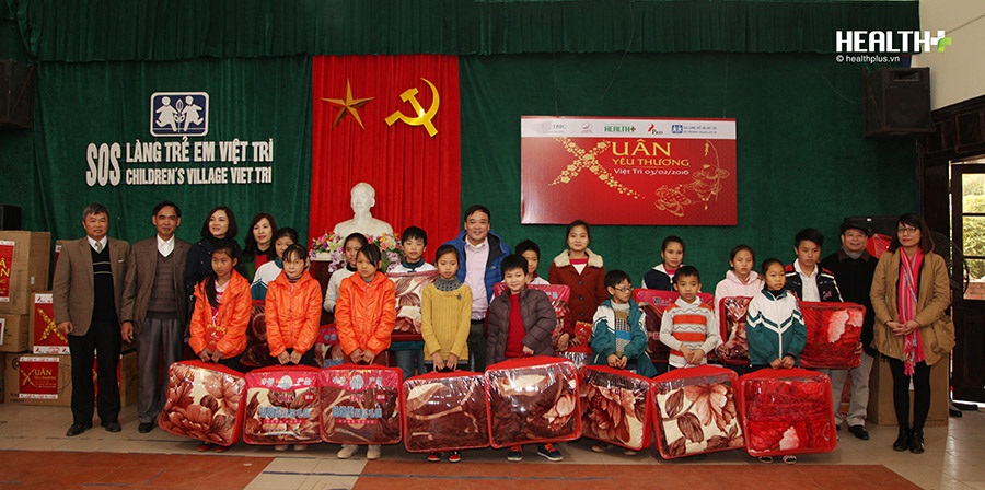 Ban tổ chức tặng qu&agrave; cho c&aacute;c gia đ&igrave;nh trong l&agrave;ng trẻ