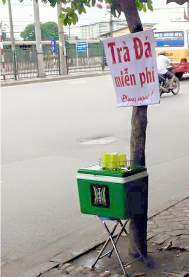 C&ocirc;ng an tịch thu b&igrave;nh tr&agrave; đ&aacute; miễn ph&iacute;