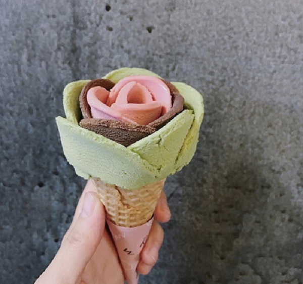 C&aacute;ch l&agrave;m kem ốc quế hoa hồng