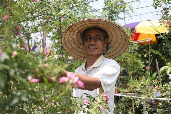 L&atilde;o n&ocirc;ng gần 60 tuổi, sở hữu vườn hồng 2 vạn gốc tại H&agrave; Nội