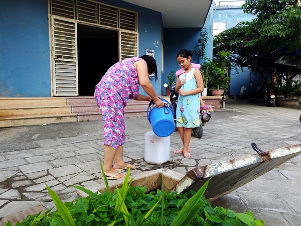 Cư d&acirc;n khu đ&ocirc; thị Đại Kim khổ sở xếp h&agrave;ng chờ nước sạch