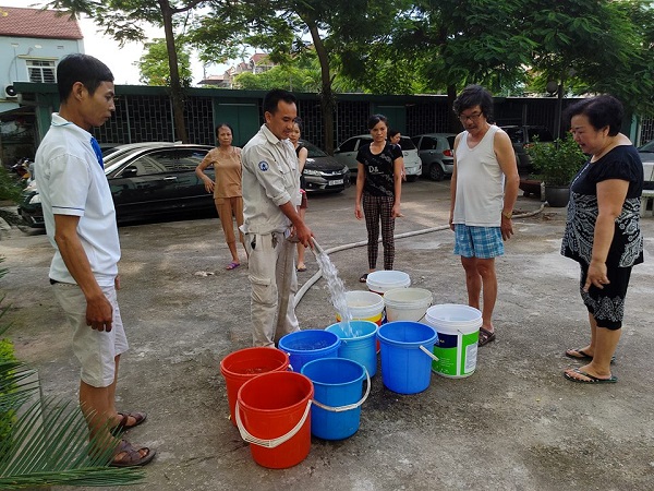 Cư d&acirc;n khu đ&ocirc; thị Đại Kim khổ sở xếp h&agrave;ng chờ nước sạch