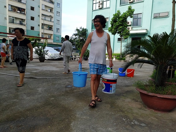 Cư d&acirc;n khu đ&ocirc; thị Đại Kim khổ sở xếp h&agrave;ng chờ nước sạch