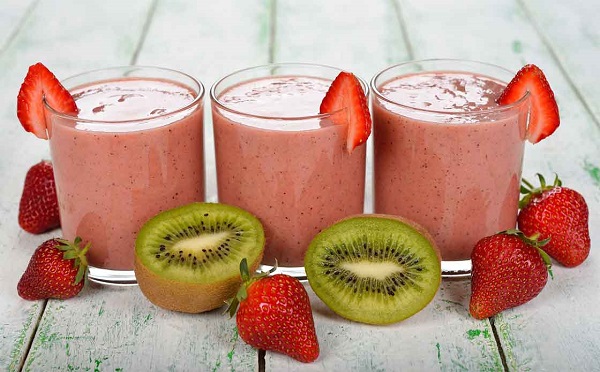 C&aacute;ch l&agrave;m sinh tố kiwi d&acirc;u t&acirc;y