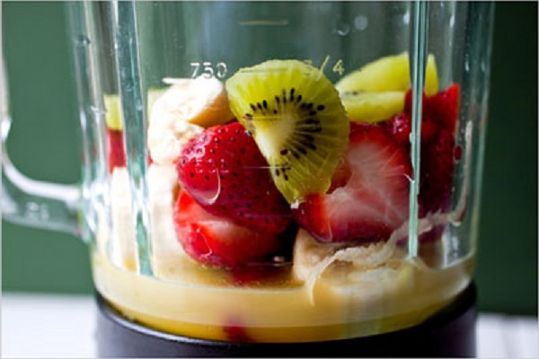 C&aacute;ch l&agrave;m sinh tố kiwi d&acirc;u t&acirc;y