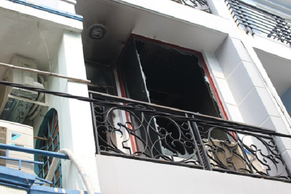 Gia đ&igrave;nh đi nghỉ m&aacute;t, ch&aacute;y lớn thi&ecirc;u rụi căn nh&agrave;