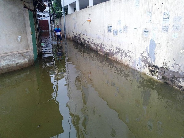 H&agrave;ng chục hộ d&acirc;n tại T&acirc;y Hồ vẫn phải sống chung với biển nước.