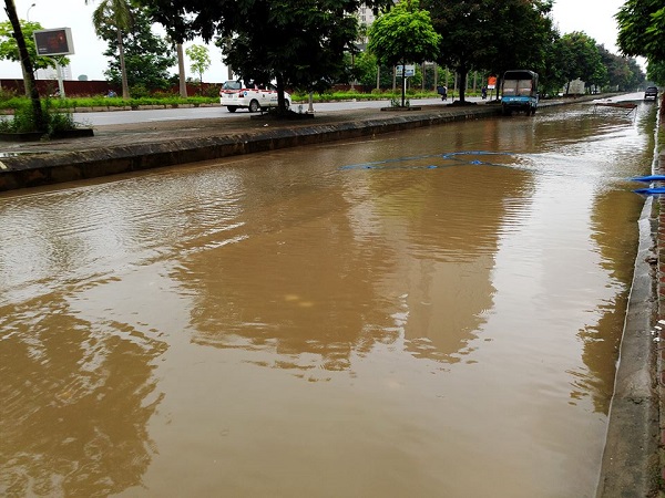Hà Nội: Nhiều biệt thự vẫn chìm trong biển nước