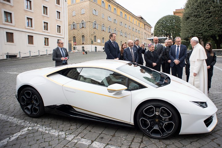 giao-hoang-francis-ban-dau-gia-sieu-xe-lamborghini-huracan-de-lam-tu-thien