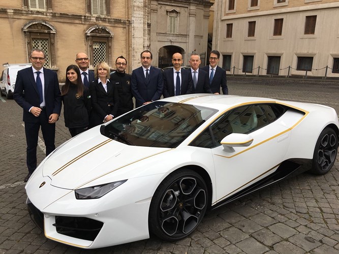 giao-hoang-francis-ban-dau-gia-sieu-xe-lamborghini-huracan-de-lam-tu-thien