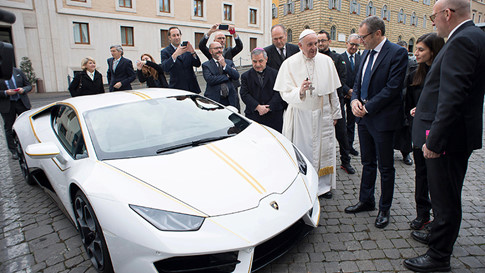 giao-hoang-francis-ban-dau-gia-sieu-xe-lamborghini-huracan-de-lam-tu-thien