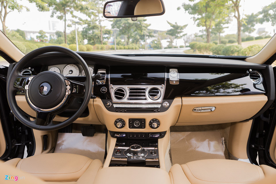 rolls-royce-ghost-series-ii-da-ra-bien-so-duoc-rao-ban-voi-gia-hon-20-ty-dong-tai-ha-noi